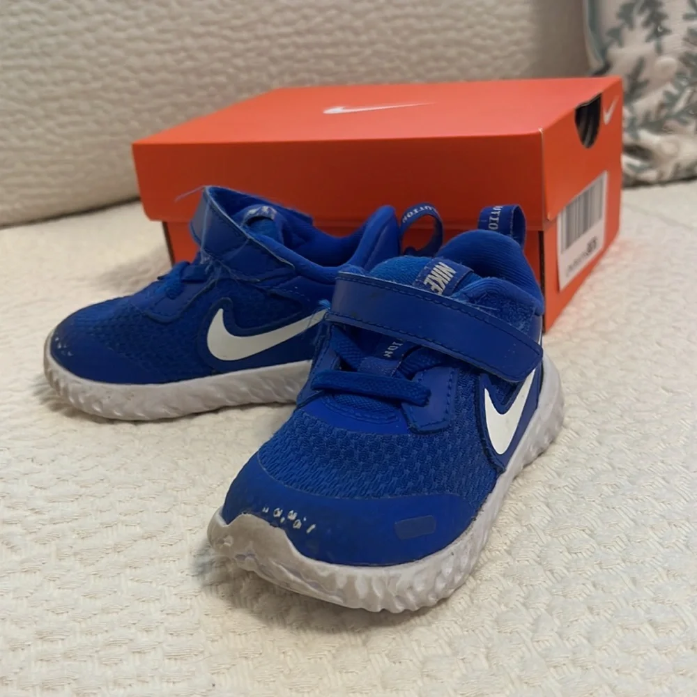 Nike Revolution 5 - Picture 2 of 4